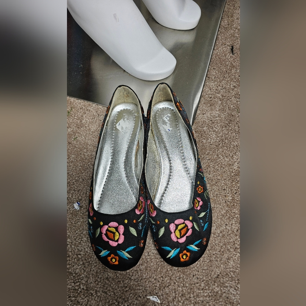 Old Navy Black Floral Embroidered Ballet Flats
